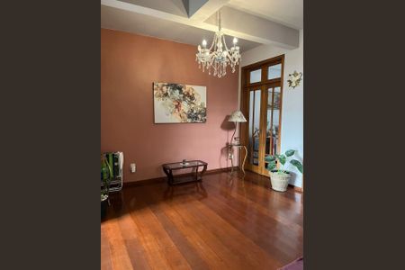 Casa à venda com 340m², 4 quartos e 3 vagas Casa à venda com 340m², 4 quartos e 3 vagasSala