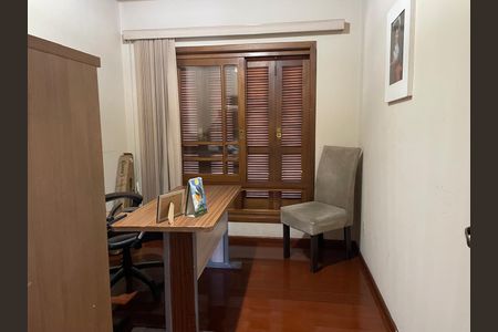 Casa à venda com 340m², 4 quartos e 3 vagas Casa à venda com 340m², 4 quartos e 3 vagasQuarto