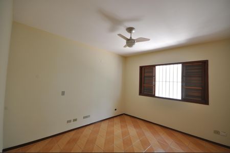 Casa à venda com 230m², 3 quartos e 2 vagasSuíte