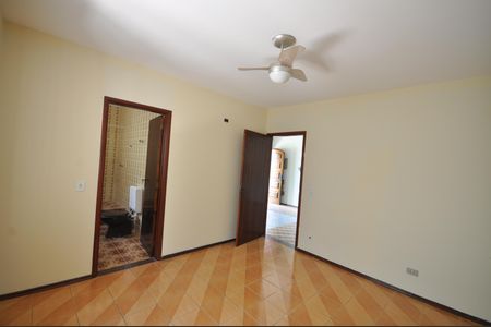 Casa à venda com 230m², 3 quartos e 2 vagasSuíte