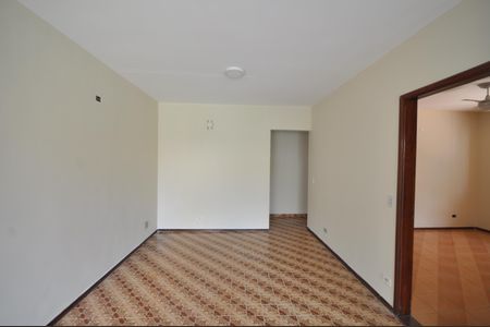 Casa à venda com 230m², 3 quartos e 2 vagasSala