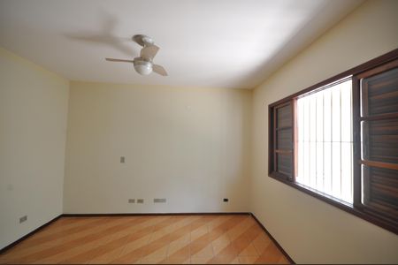 Casa à venda com 230m², 3 quartos e 2 vagasSuíte