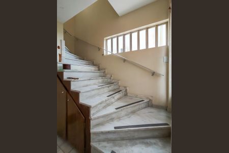 Casa para alugar com 220m², 4 quartos e 1 vagaEscada