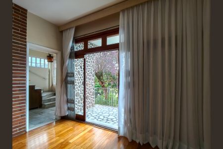 Casa para alugar com 220m², 4 quartos e 1 vagaEntrada