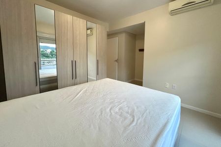 Suíte  de apartamento para alugar com 2 quartos, 65m² em Córrego Grande, Florianópolis