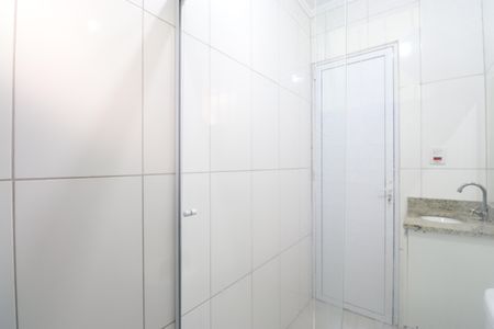 Banheiro de apartamento para alugar com 1 quarto, 28m² em Vila Anastácio, São Paulo