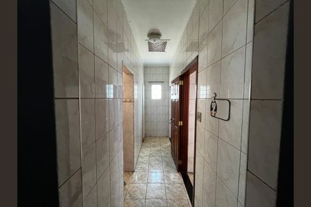 Casa à venda com 499m², 5 quartos e 8 vagasCorredor/Cozinha/banheiro
