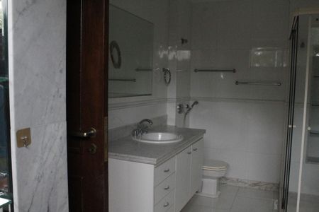 Casa de condomínio à venda com 800m², 5 quartos e 5 vagasBanheiro da Suíte 1