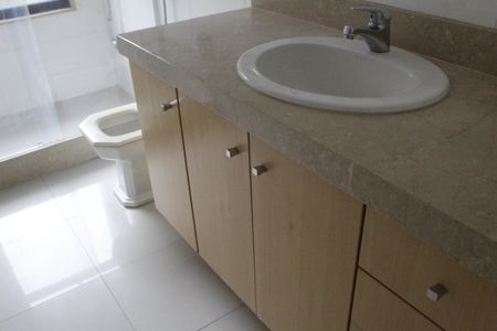 Casa de condomínio à venda com 800m², 5 quartos e 5 vagasBanheiro da Suíte 2