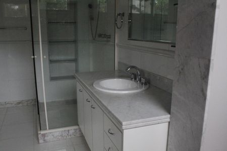 Casa de condomínio à venda com 800m², 5 quartos e 5 vagasBanheiro da Suíte 1