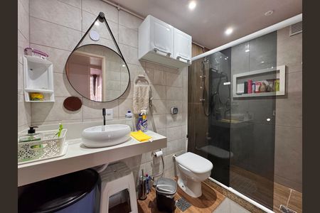 Banheiro Social de apartamento para alugar com 2 quartos, 56m² em Barra da Tijuca, Rio de Janeiro