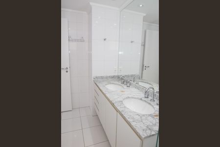 Apartamento à venda com 138m², 3 quartos e 2 vagas Apartamento à venda com 138m², 3 quartos e 2 vagasBanheiro da Suíte 1