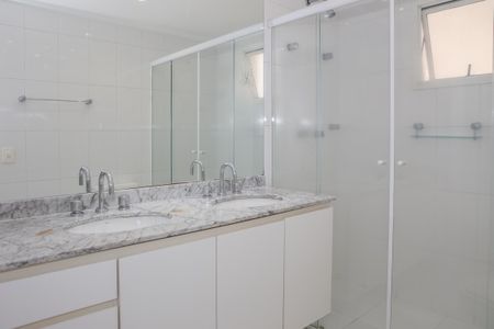 Apartamento à venda com 138m², 3 quartos e 2 vagas Apartamento à venda com 138m², 3 quartos e 2 vagasBanheiro da Suíte 1