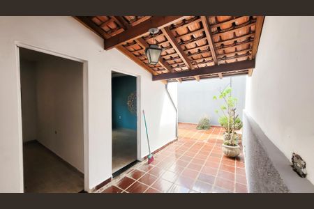 Casa à venda com 291m², 4 quartos e 2 vagas Casa à venda com 291m², 4 quartos e 2 vagasQuintal