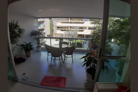 Apartamento à venda com 177m², 4 quartos e 1 vaga Apartamento à venda com 177m², 4 quartos e 1 vagaVaranda
