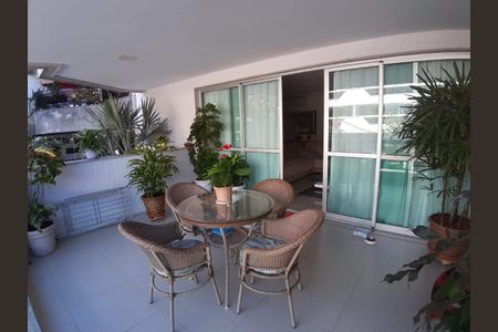 Apartamento à venda com 177m², 4 quartos e 1 vaga Apartamento à venda com 177m², 4 quartos e 1 vagaVaranda
