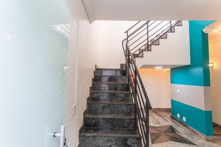 Casa para alugar com 300m², 4 quartos e 3 vagasEscada de Acesso ao 2° Andar