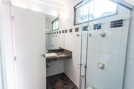 Casa para alugar com 300m², 4 quartos e 3 vagasBanheiro Social no 2° Andar