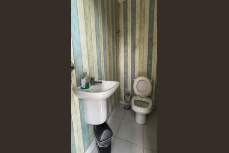 Casa de condomínio para alugar com 275m², 4 quartos e 4 vagas Casa de condomínio para alugar com 275m², 4 quartos e 4 vagasLavabo do Quintal