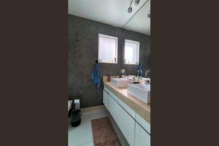 Casa de condomínio para alugar com 275m², 4 quartos e 4 vagas Casa de condomínio para alugar com 275m², 4 quartos e 4 vagasBanheiro da Suíte 2
