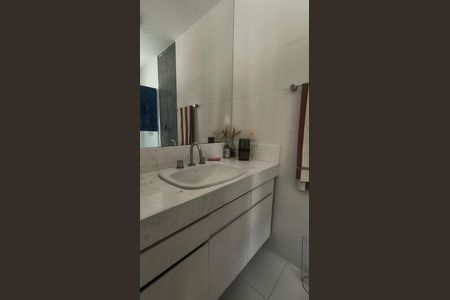 Casa de condomínio para alugar com 275m², 4 quartos e 4 vagas Casa de condomínio para alugar com 275m², 4 quartos e 4 vagasBanheiro da Suíte 2
