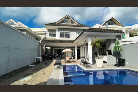 Casa de condomínio para alugar com 275m², 4 quartos e 4 vagas Casa de condomínio para alugar com 275m², 4 quartos e 4 vagasQuintal