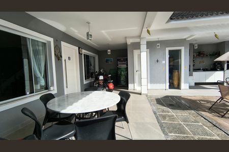 Casa de condomínio para alugar com 275m², 4 quartos e 4 vagas Casa de condomínio para alugar com 275m², 4 quartos e 4 vagasQuintal