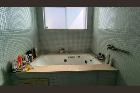 Casa de condomínio para alugar com 275m², 4 quartos e 4 vagas Casa de condomínio para alugar com 275m², 4 quartos e 4 vagasBanheiro da Suíte 2