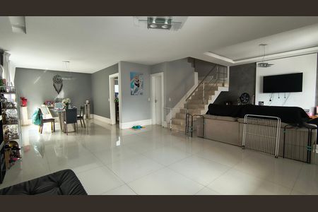 Sala de casa de condomínio para alugar com 4 quartos, 275m² em Barra da Tijuca, Rio de Janeiro
