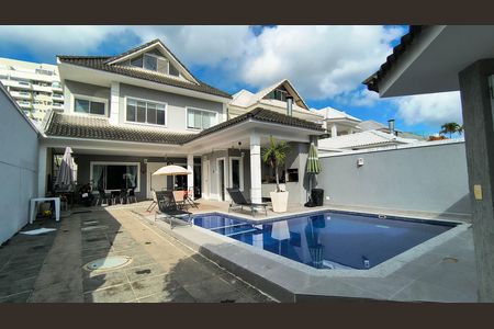 Casa de condomínio para alugar com 275m², 4 quartos e 4 vagas Casa de condomínio para alugar com 275m², 4 quartos e 4 vagasQuintal