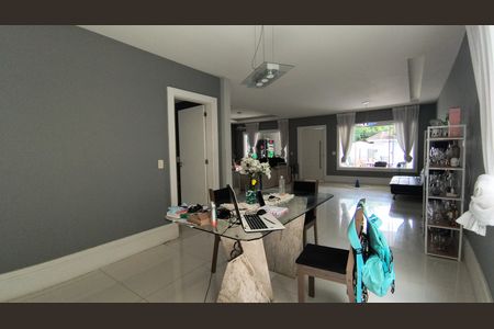 Sala de casa de condomínio para alugar com 4 quartos, 275m² em Barra da Tijuca, Rio de Janeiro