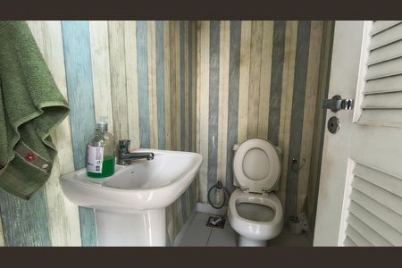 Casa de condomínio para alugar com 275m², 4 quartos e 4 vagas Casa de condomínio para alugar com 275m², 4 quartos e 4 vagasLavabo do Quintal
