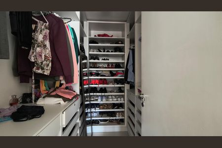 Casa de condomínio para alugar com 275m², 4 quartos e 4 vagas Casa de condomínio para alugar com 275m², 4 quartos e 4 vagasCloset da Suíte 2