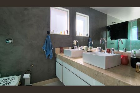 Casa de condomínio para alugar com 275m², 4 quartos e 4 vagas Casa de condomínio para alugar com 275m², 4 quartos e 4 vagasBanheiro da Suíte 2