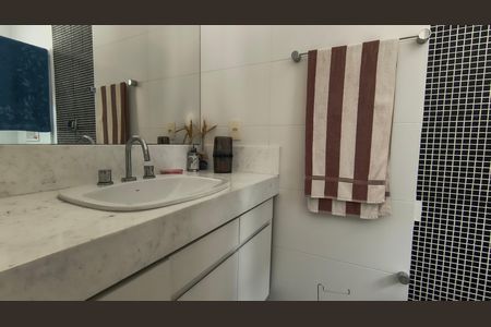 Casa de condomínio para alugar com 275m², 4 quartos e 4 vagas Casa de condomínio para alugar com 275m², 4 quartos e 4 vagasBanheiro da Suíte 3