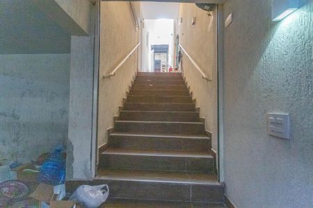 Casa à venda com 750m², 4 quartos e 4 vagas Casa à venda com 750m², 4 quartos e 4 vagasEscada entrada