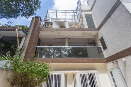 Casa à venda com 750m², 4 quartos e 4 vagas Casa à venda com 750m², 4 quartos e 4 vagasFachada