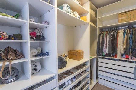 Casa à venda com 750m², 4 quartos e 4 vagas Casa à venda com 750m², 4 quartos e 4 vagasCloset da suíte 3