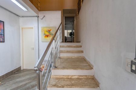 Casa à venda com 750m², 4 quartos e 4 vagas Casa à venda com 750m², 4 quartos e 4 vagasEscada para quartos