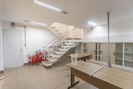 Casa à venda com 750m², 4 quartos e 4 vagas Casa à venda com 750m², 4 quartos e 4 vagasEscritório 2