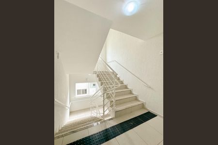 Apartamento para alugar com 60m², 2 quartos e 1 vagaEscada