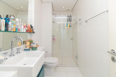 Banheiro de apartamento à venda com 1 quarto, 43m² em Cristal, Porto Alegre