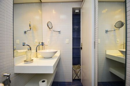 Banheiro social de casa para alugar com 1 quarto, 27m² em Cerqueira César, São Paulo