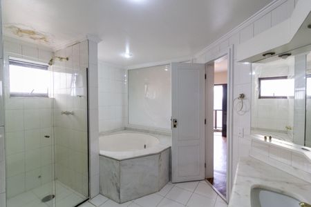 Apartamento à venda com 198m², 3 quartos e 3 vagas Apartamento à venda com 198m², 3 quartos e 3 vagasBanheiro Suíte 1