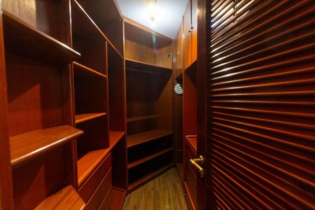 Apartamento à venda com 198m², 3 quartos e 3 vagas Apartamento à venda com 198m², 3 quartos e 3 vagasCloset da Suíte 1