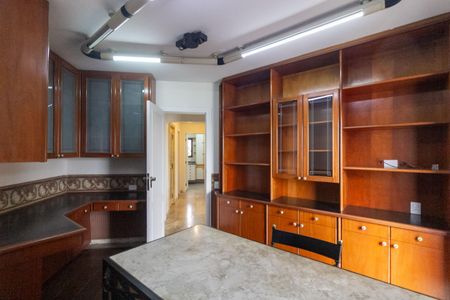 Apartamento à venda com 198m², 3 quartos e 3 vagas Apartamento à venda com 198m², 3 quartos e 3 vagasEscritório