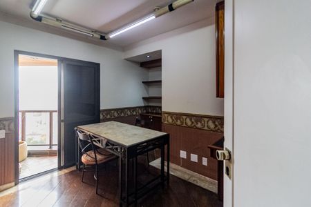 Apartamento à venda com 198m², 3 quartos e 3 vagas Apartamento à venda com 198m², 3 quartos e 3 vagasEscritório