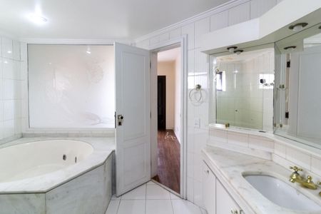 Apartamento à venda com 198m², 3 quartos e 3 vagas Apartamento à venda com 198m², 3 quartos e 3 vagasBanheiro Suíte 1