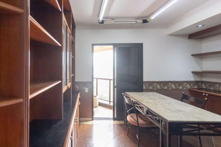 Apartamento à venda com 198m², 3 quartos e 3 vagas Apartamento à venda com 198m², 3 quartos e 3 vagasEscritório