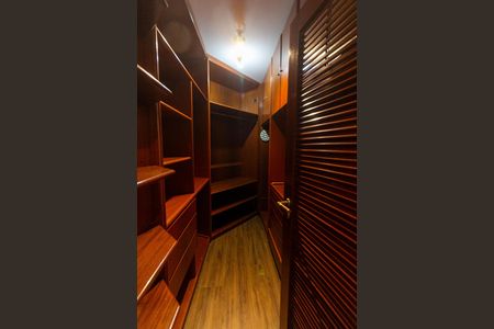 Apartamento à venda com 198m², 3 quartos e 3 vagas Apartamento à venda com 198m², 3 quartos e 3 vagasCloset da Suíte 1